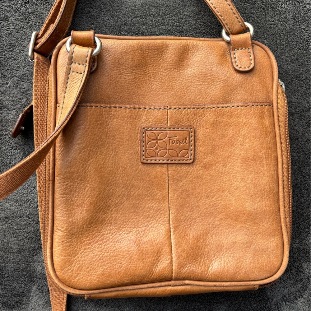 Vintage Y2K Fossil Brown Leather Crossbody Bag Floral Details 🤎